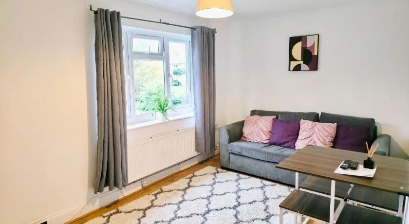 2 Bed Spacious Apartment, Sleeps 4, Free Wifi, Free Parking, Amenities Nearby, Good Transport Links Nearby, Contractors and Holidays - Image 1
