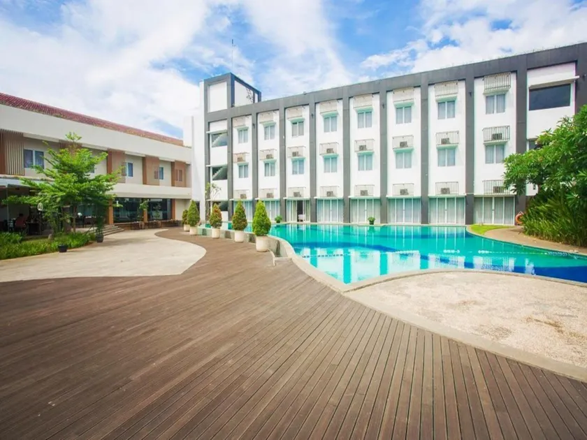 Front One Akshaya Hotel Karawang - Image 1