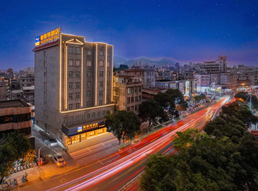 Yeste Hotel Beiliu Central Plaza Bus Terminal - Image 1