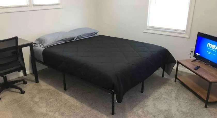 Private 2-bedroom house, free parking, 15-min walk to direct NYC Manhattan train, MetLife Stadium FIFA World Cup 30 minutes away - Image 1