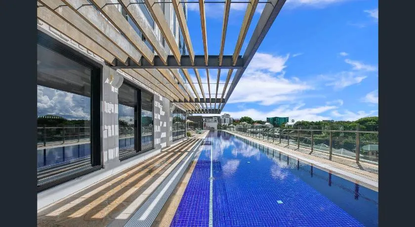 Bright CBD 2 bedroom resort-style escape - Image 1