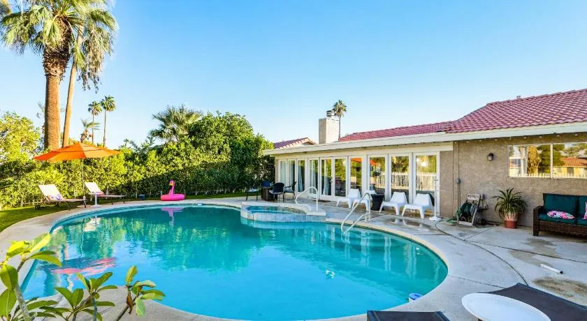 Desert Pool House: Sun, Swim, Sip & Stay - Image 1