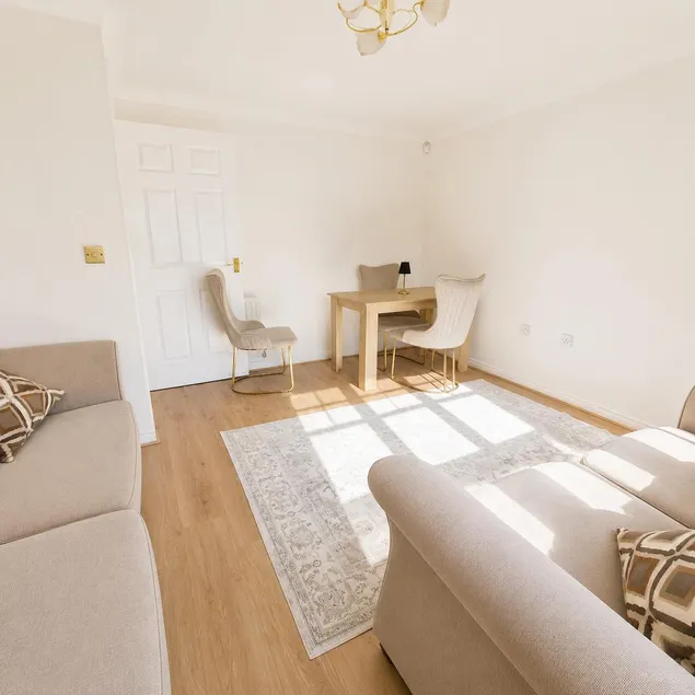 Modern 3-BR Flat in Northampton near Town Centre - Image 1
