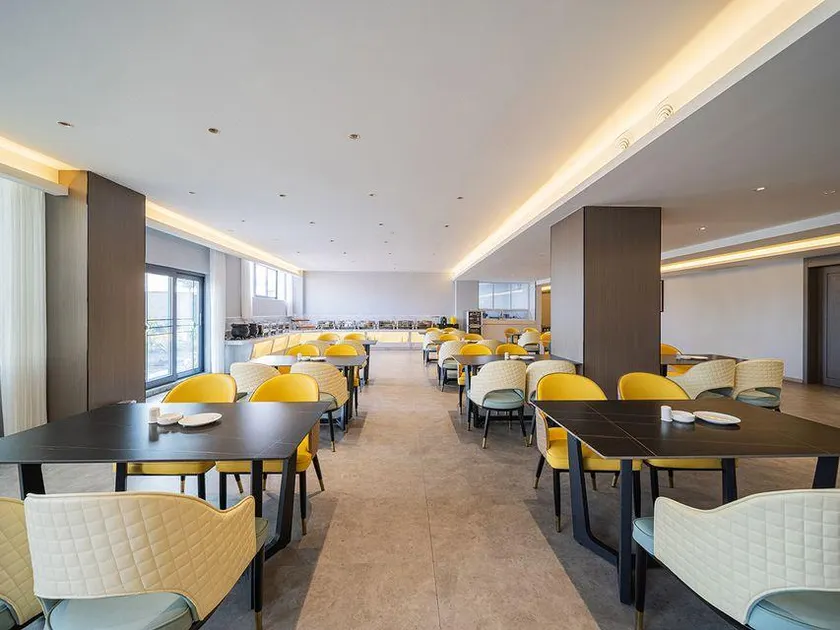Vienna International Hotel (Qujing South Gate Square Yulong Store）) - Image 1