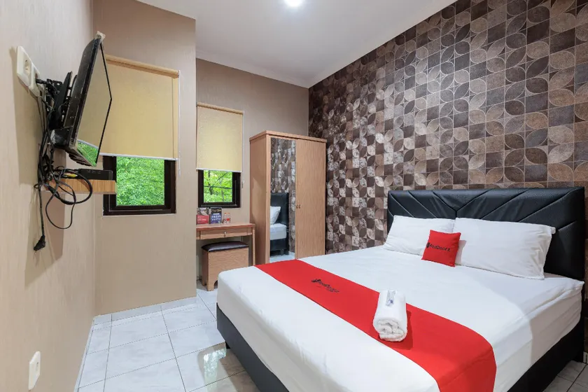 Urbanview Syariah Hotel Tiga ER near Karawang Central Plaza - Image 1