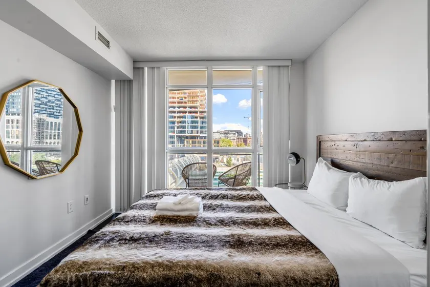 Ent District 3 Bedroom + 2Bath + Parking+ CN Tower - Image 1