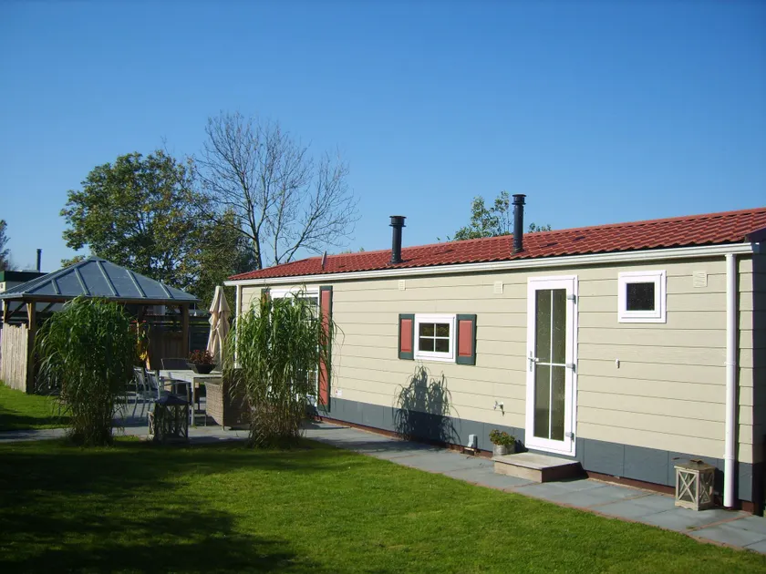Authentic chalet with garden, near the Wadden Sea - Image 1