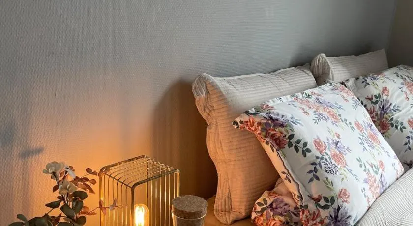 Bright & Spacious Apartment by the Sea, Free Parking, 10min to Airport, 12min to Ålesund - Image 1