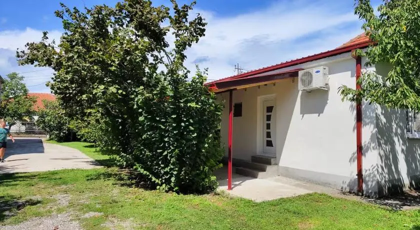 Pavle Petra apartments - Image 1