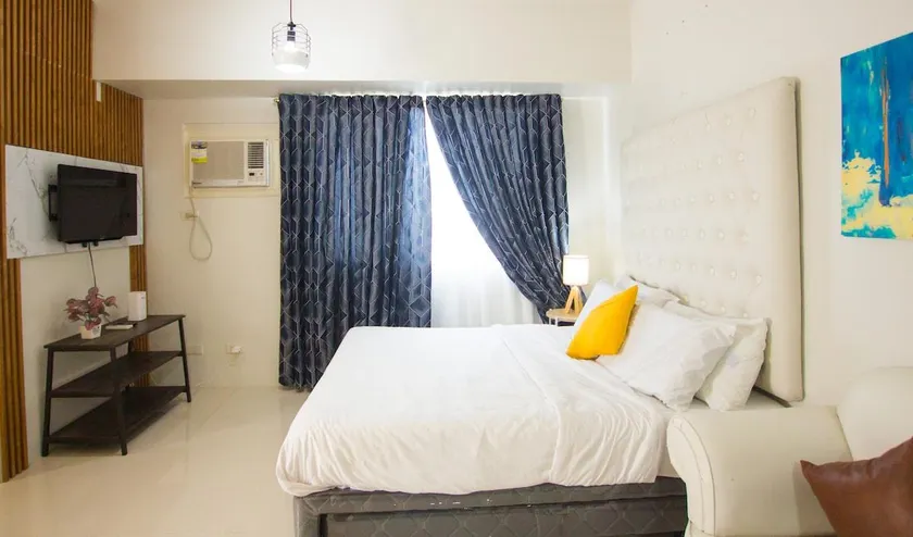 Casa - Chic Pool View Studio Near Ayala Mall - Image 1