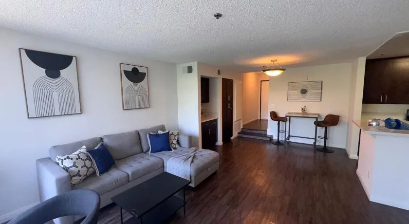 Hollywood loft spectacular free parking - Image 1