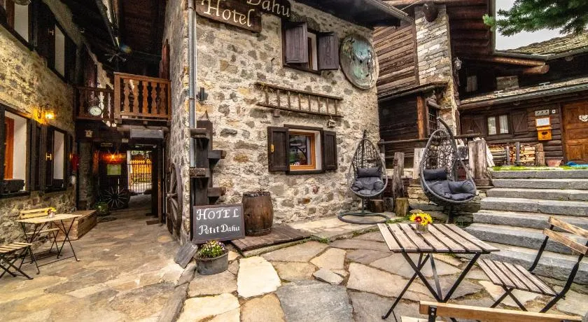 Hotel Petit Dahu - Chambres et Restaurant - Image 1