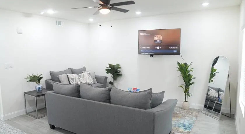 Urban 2BR Apartment Near Galleria & Downtown HTX - Image 1