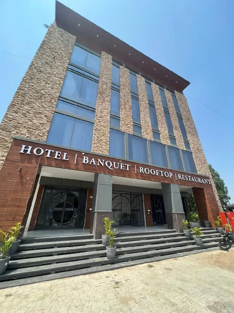 Hotel Tamarind Tree - Image 1