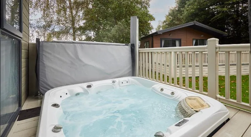 Reynards Retreat Lodge with Hot Tub - Image 1