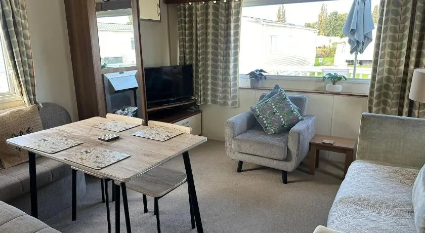Homely 3 Bedroom Caravan in Cirencester - Image 1