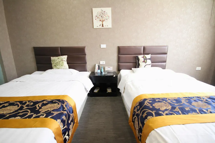 Xingping Yihai Hotel - Image 1