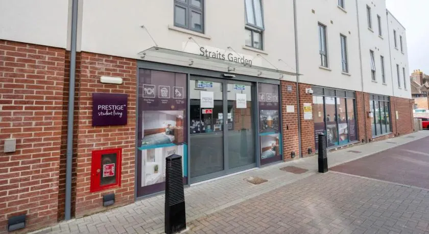 Students Only Straits Egham - 40 mins to Waterloo - Direct Bus to Heathrow - Image 1