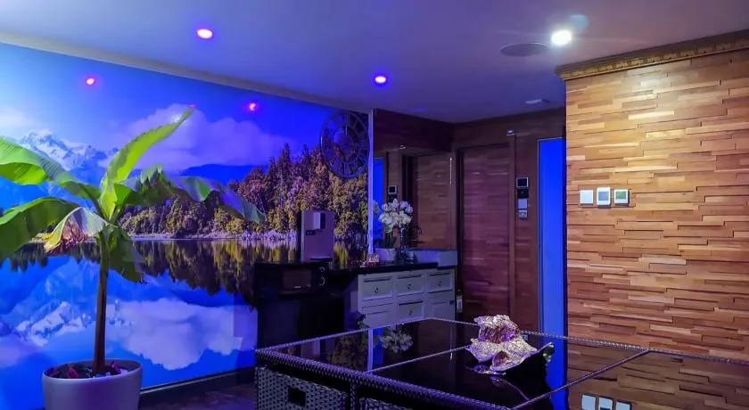 1 Bedroom Guest House with Sauna and Steam Room - Image 1