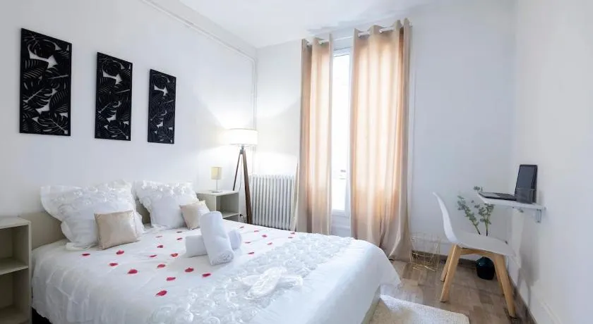 luxury apartement-near paris , metro , restaurant & bakery downstairs , 4 sleeps ,free WIFI - Image 1