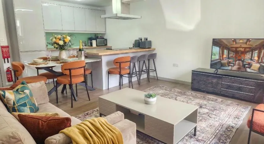 Horizon House, Luxury 2-Bedroom Ground floor flat, Parking, WiFi, Netflix - Image 1