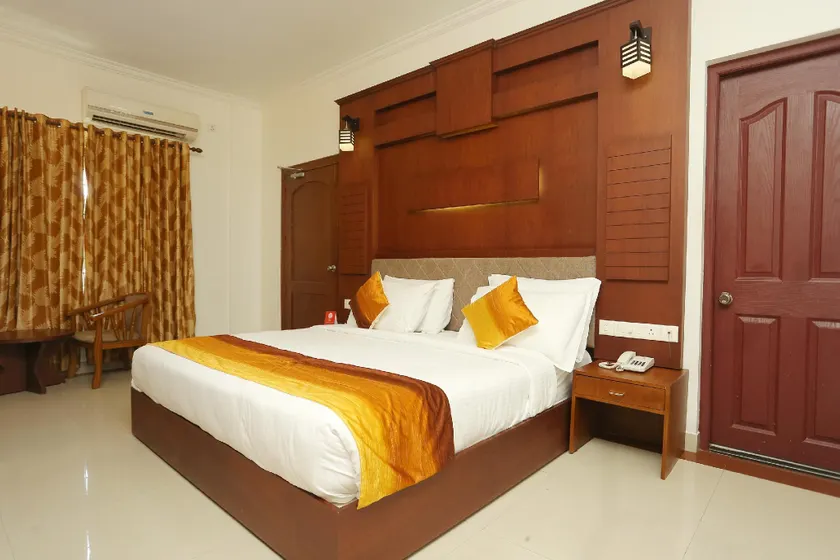 OYO 30173 Hotel Oak Tree - Image 1