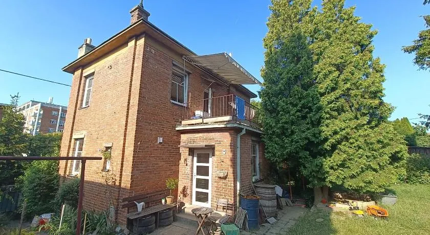 EN Homestay with private top floor, 3 bedrooms, bathroom, kitchenette, host stays downstairs with a cat and 2 small dogs --- CS Soukromé horní patro, 3 ložnice, koupelna, vařič, balkon - Přízemí sdílené s hostitelem, kočkou a 2 malými psy - Image 1