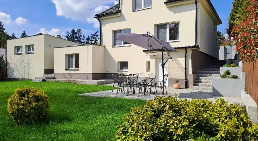 Apartmánový dům se zahradou v klidné části Prahy - Image 1