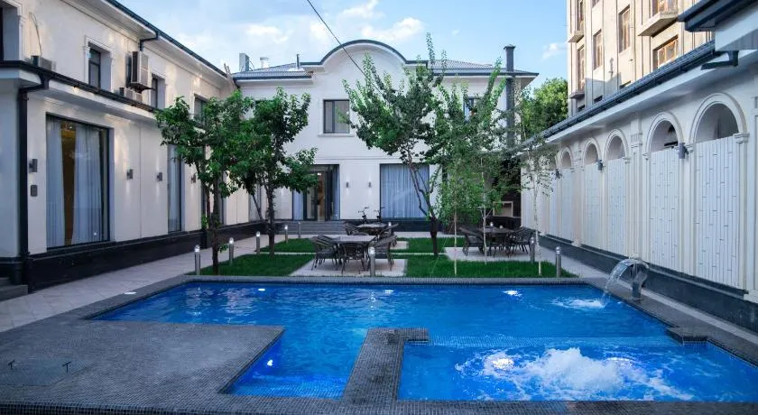Turon Lux Hotel - Image 1