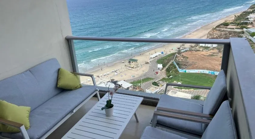Luxury Sea View Apartment - Image 1