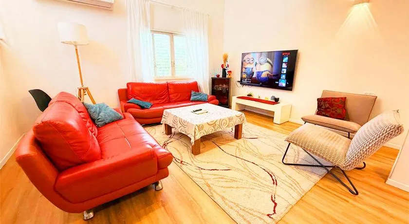 Spacious 3BD Penthouse with Rooftop & Parking - Image 1