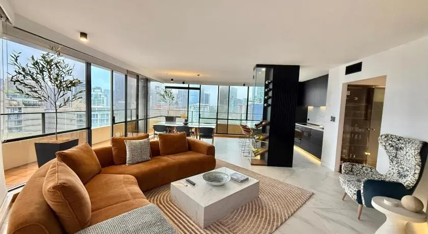 Brisbane City Luxury 2BR - Skyline Views - Free Parking - Image 1