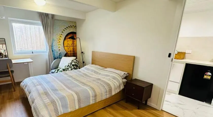 FreeBird Backpackers Private Studio Doncaster Westfield - Image 1