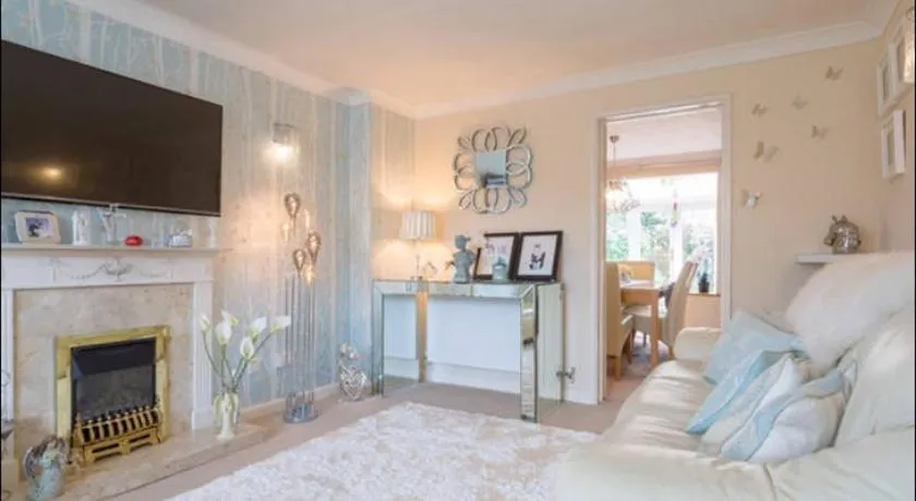 Comfy private room in shared house - Image 1