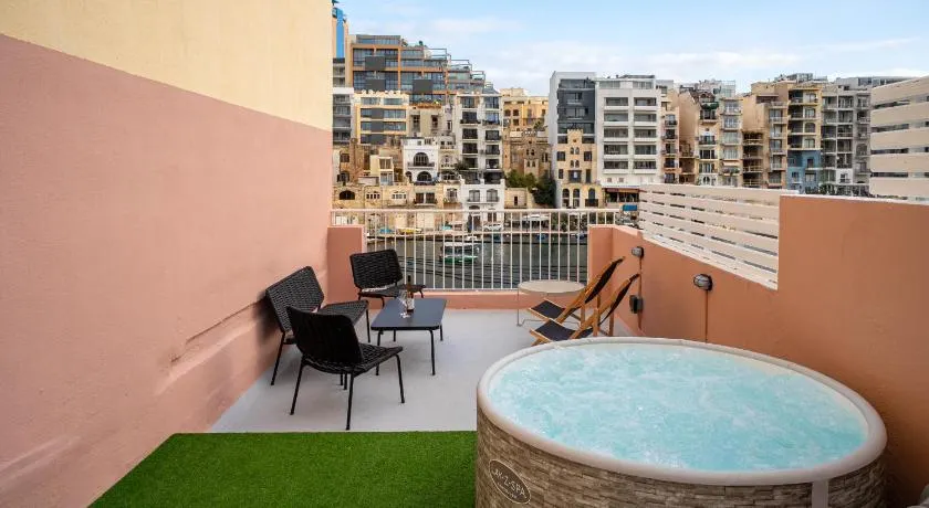 Sumptuous 2 bedrooms townhouse with large roof top terrace, hot tub & sea view GOSTJ-2 - Image 1