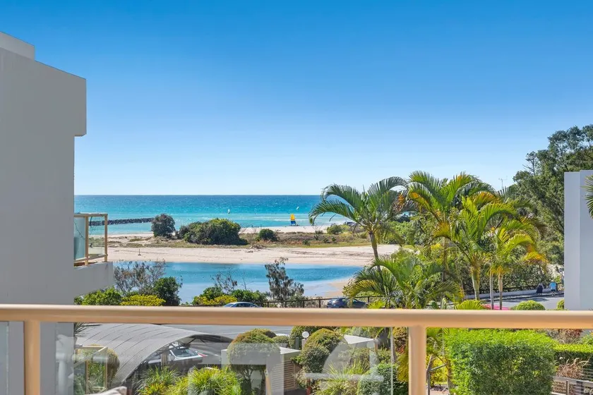 Beachfront holiday bliss in Currumbin - Image 1