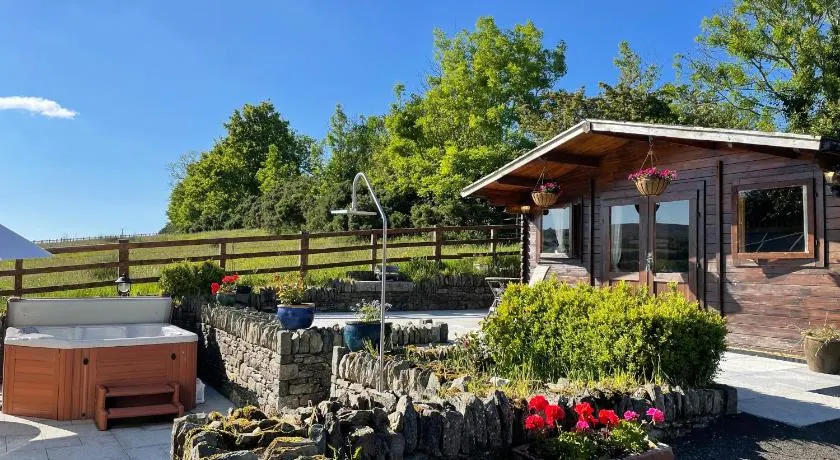 Rustic Chalet Superking bed Free Sauna Jacuzzi Spa Wifi Netflix Parking - Image 1