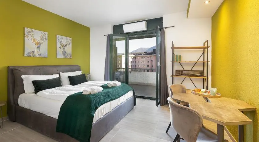 Monolocale con terrazzo vista lago Via Cassarinetta 7 by LR - Image 1