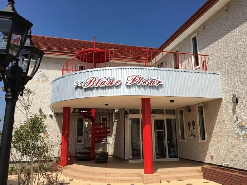 Petit Hotel Blanc Fleur - Image 1