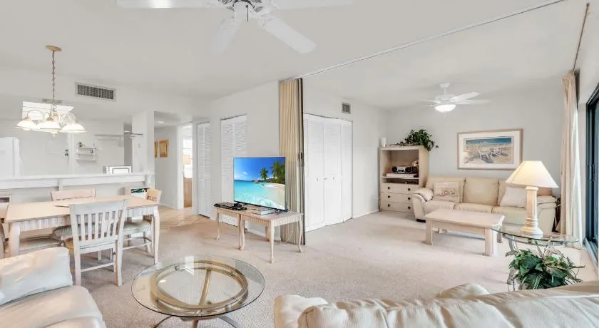 Enit Unit -Close to Elevator and Pool Views - Image 1