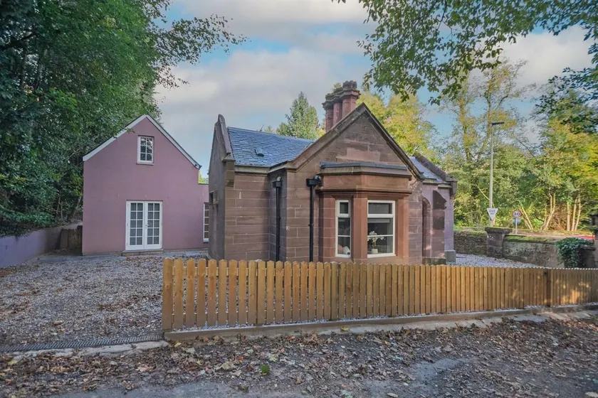 Historical Holmehill Lodge - Image 1