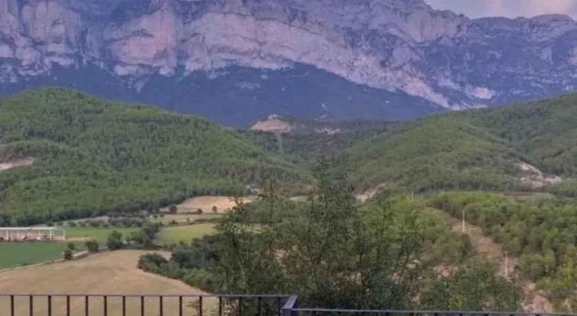 Vistas a la Montaña en un Pueblo con Encanto. - Image 1