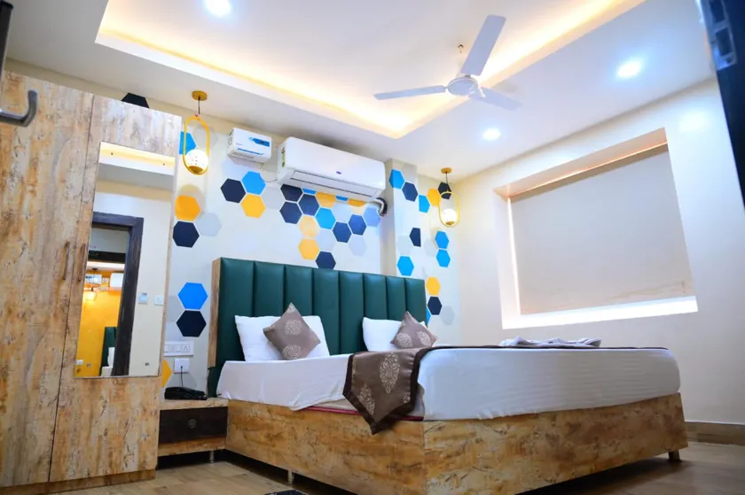 DhamStay Hotel  Santosh inn Near Sea Beach Puri - Image 1