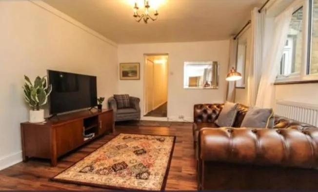 Charming Victoria Conversion Flat in Brentwood with a Garden & Free Parking - Image 1
