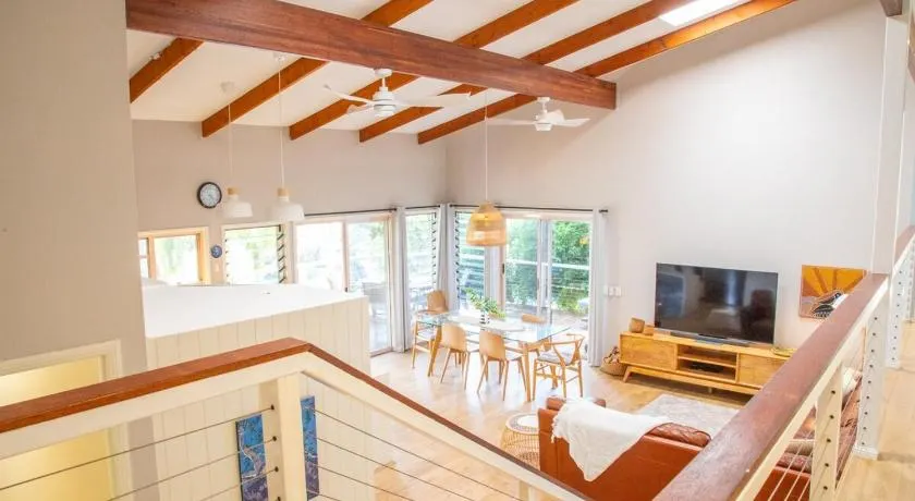 Beach Tree - Pet Friendly - Sleeps 9 - Image 1