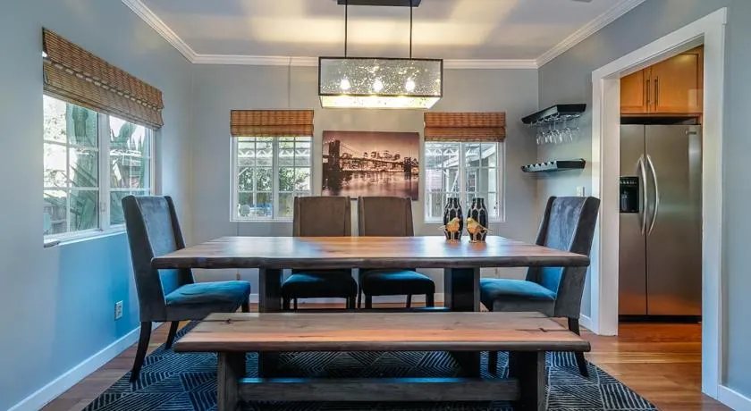 Stylish 2 Bed & 2 Bath at the Heart of Hollywood with Free Parking - One Car only - Image 1