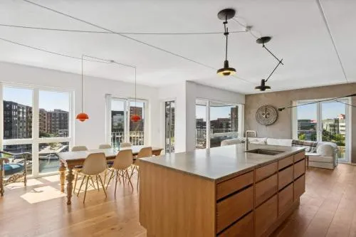 Luxury Apt with Harbor Views 2 - Image 1