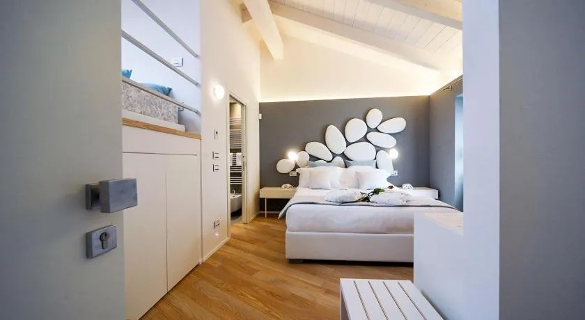 Eleìra Luxury Accomodations - Image 1