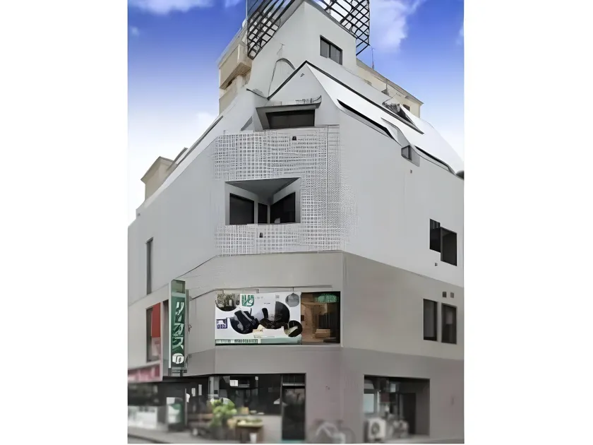 Capsule Hotel Leaves - Image 1