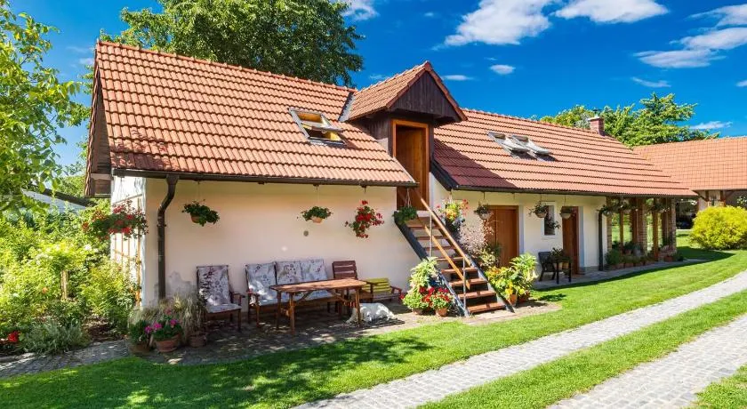 Tradiční český dům s ložnicemi v podkroví - Image 1
